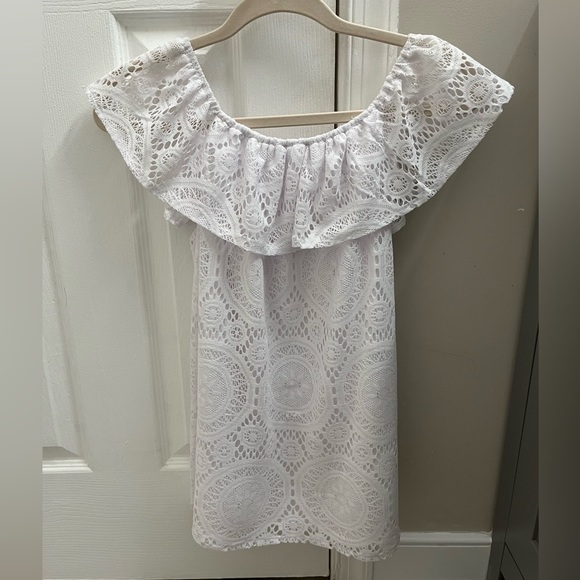 Roz & Ali Short Dress. White Flowy Lacey pattern. Beautiful design. Size Small. - Picture 3 of 6